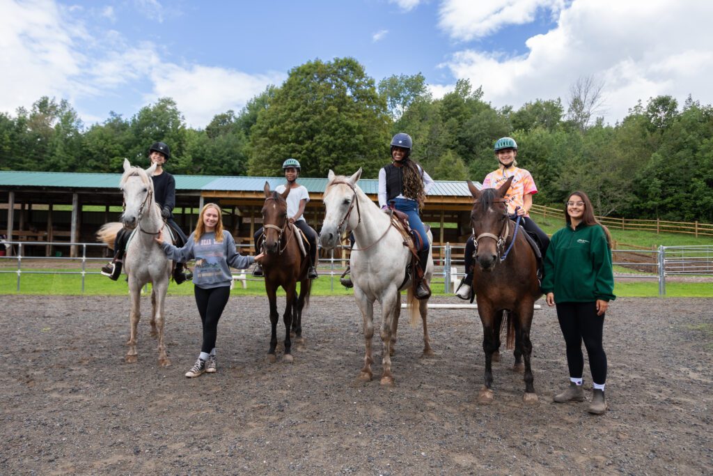 Independent-Lake-Horseback-Group-Picture-1024×683